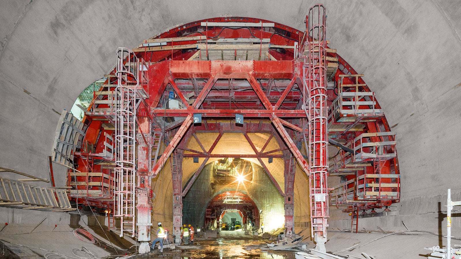 Oltre alla cassaforma traslabile VARIOKIT, ideata per la stazione di "Place des Martyrs", è stata impiegata anche una seconda cassaforma, con raggio di 9,30 m, per la costruzione della stazione intermedia "Ali Boumendjel". Altri due moduli per tunnel, progettati su misura, sono serviti per la realizzazione dei tunnel della metropolitana, lunghi 1.450 m e di 9 m di diametro