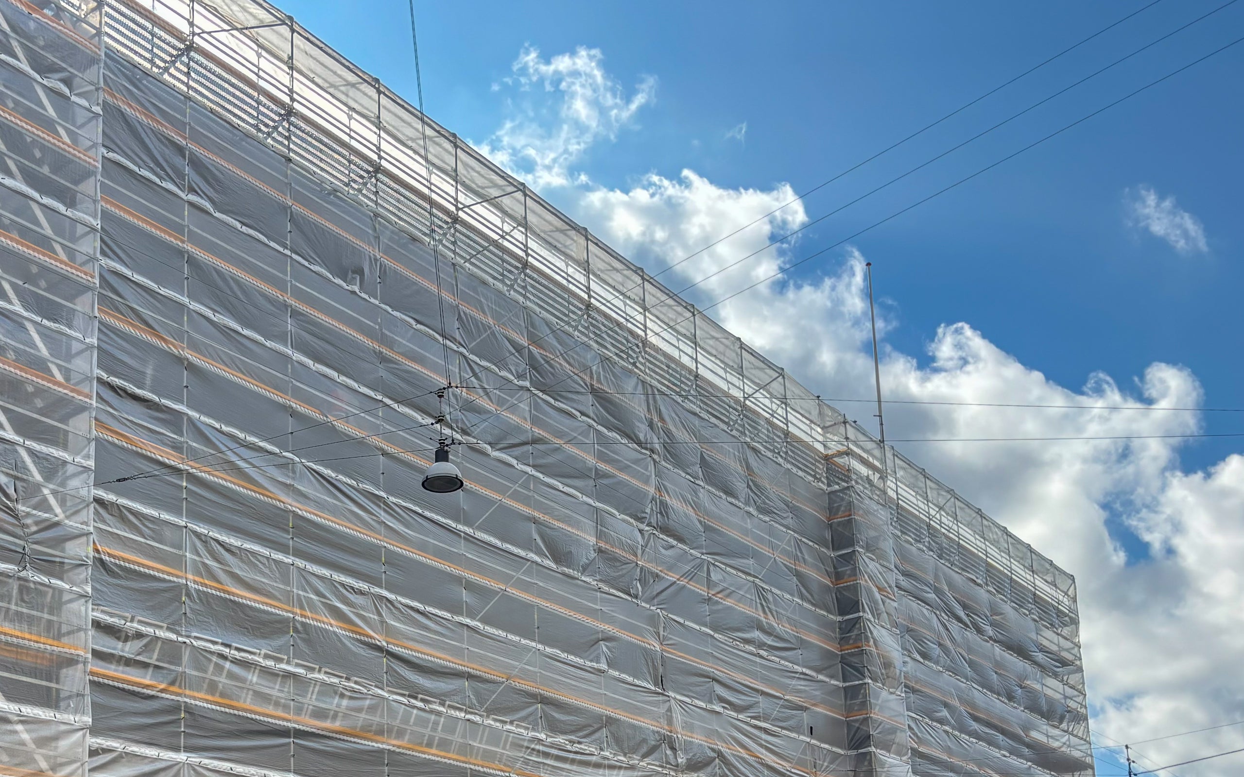 Facadestillads med Klimaskørm på toppen.