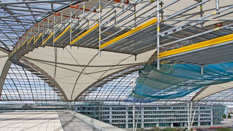 The PERI UP scaffold construction was fixed to the rhomboid-shaped roof members via a suspension assembly specially developed by PERI for this project.