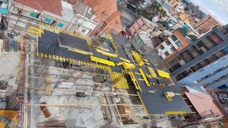 Encofrado para losas con vigas MULTIFLEX, en combinación con torres de carga ST-100