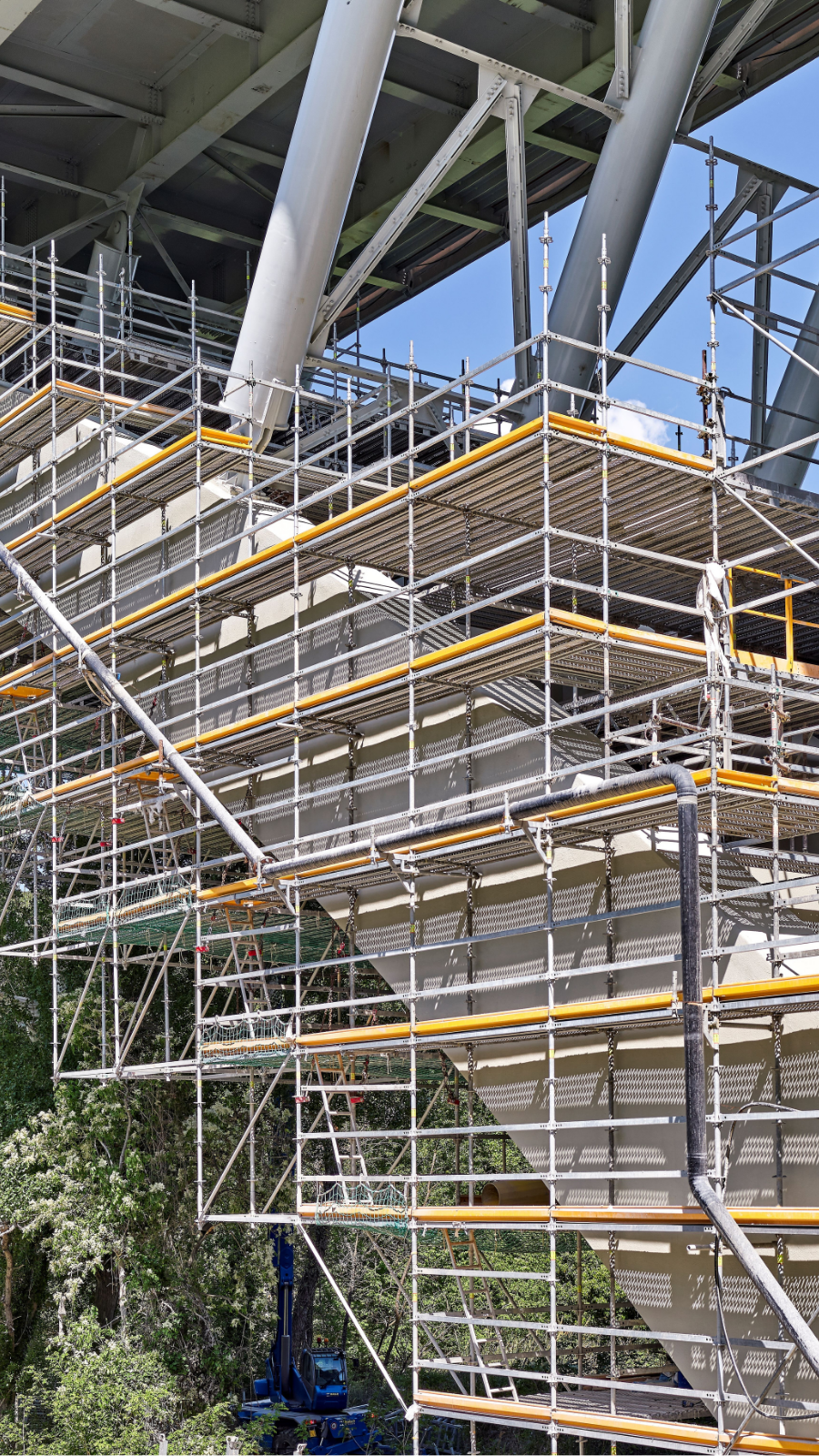 Particolare del ponteggio PERI UP montato sull'arco del Ponte Leonardo