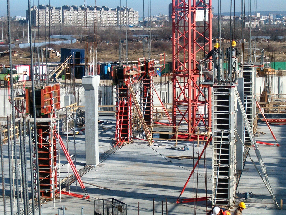 Za izradu stubova, od armiranog betona, različitih poprečnih preseka od 50 x 50 cm do 60 x 80 cm korišćena je TRIO oplata stubova. 