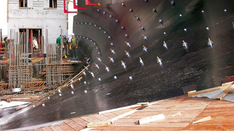 Implementação do modelo de grade 3D no canteiro de obras com posições de amarração e juntas de formas definidas.