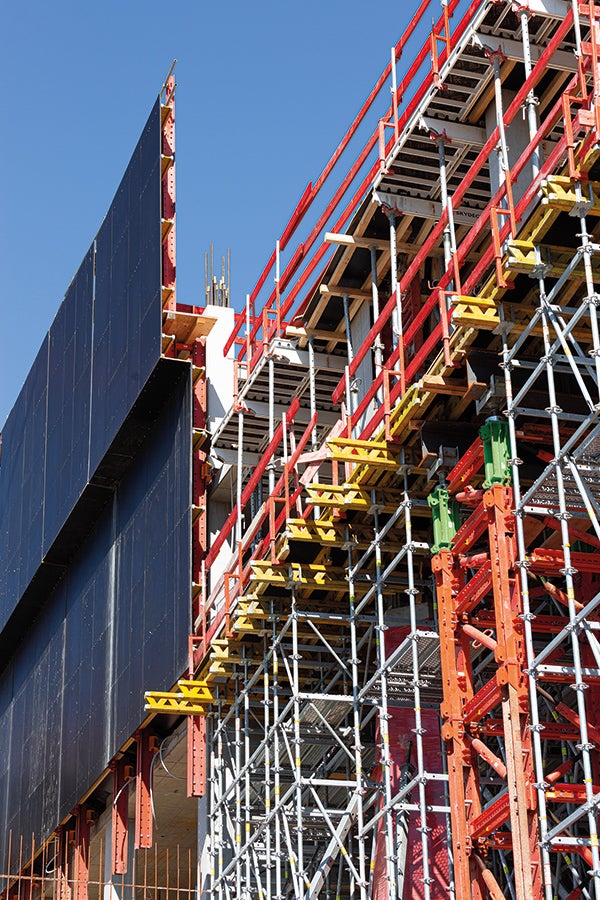 Die Fertigstellung der Hochhausgeschosse fand im Schutz einer Einhausung mit der RCS Kletterschutzwand statt.