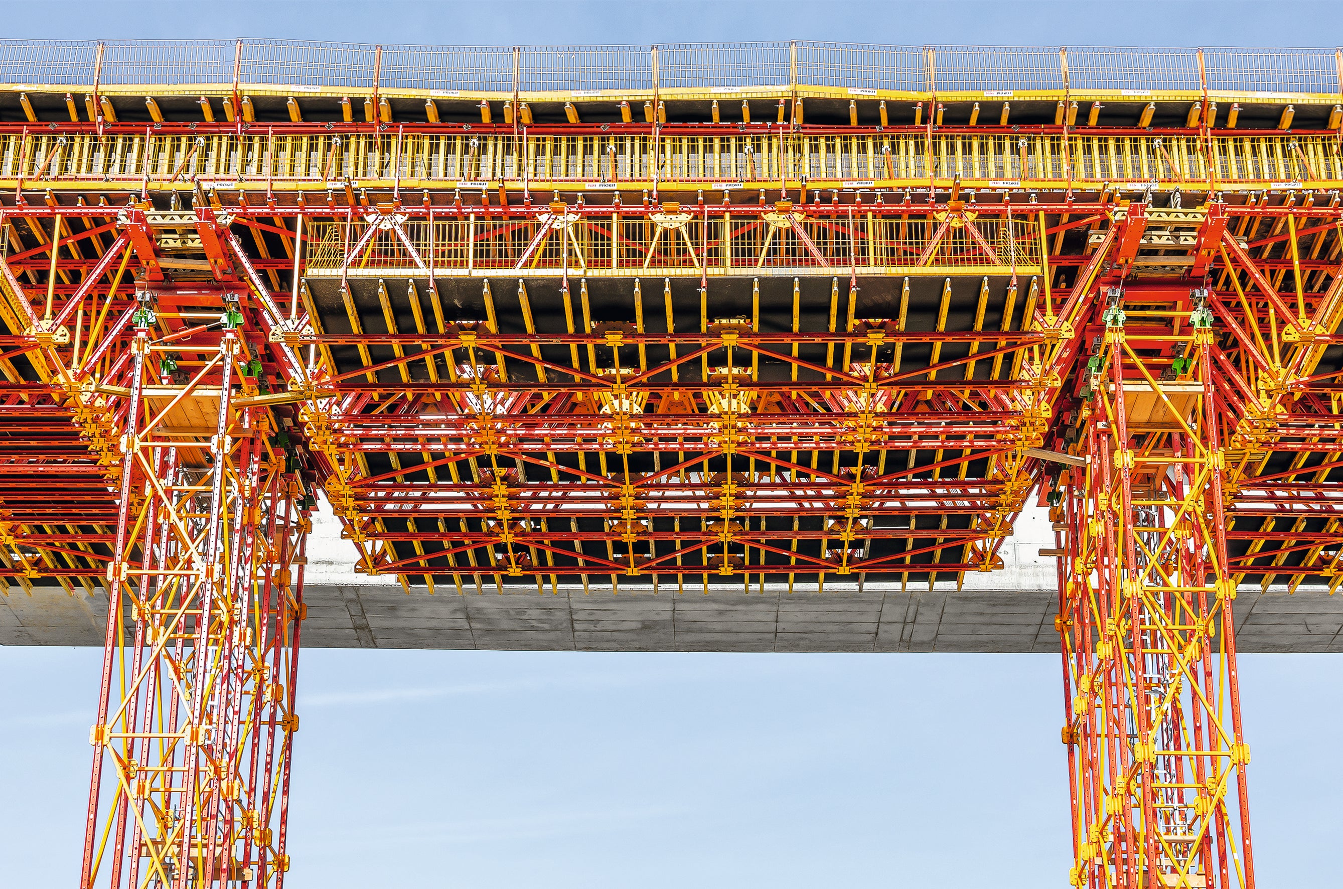 The easy to handle shoring construction kit for truss girders, shoring towers and pedestrian bridges