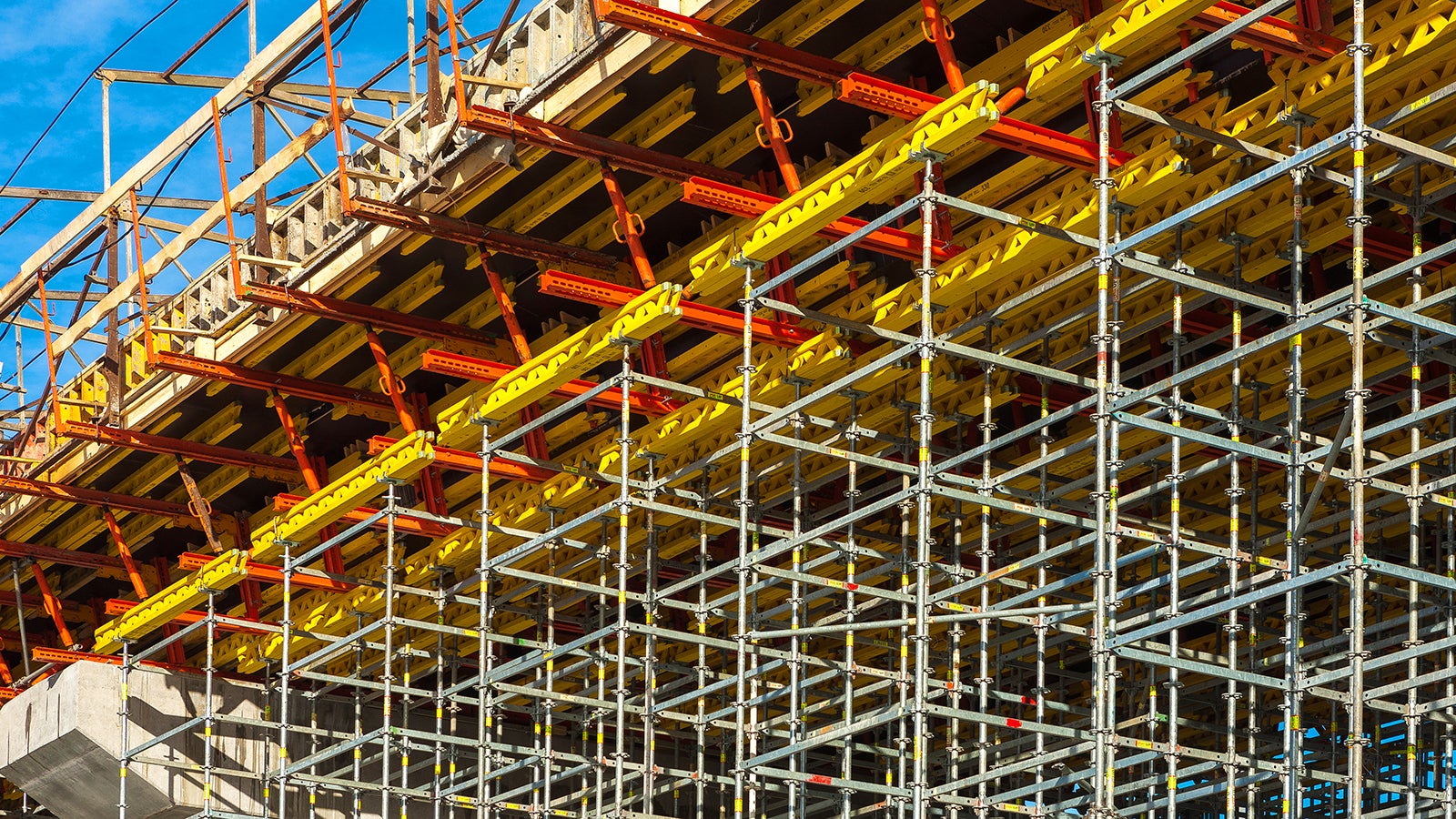 В отличие от стандартной схемы сборки, в которой формообразующие элементы опираются на головные шпиндели лесов, инженерное решение PERI предусматривает дополнительные балки подмостей. Это позволяет юстировать формообразующие элементы на монтажном горизонте без смещения или переборки несущих лесов.