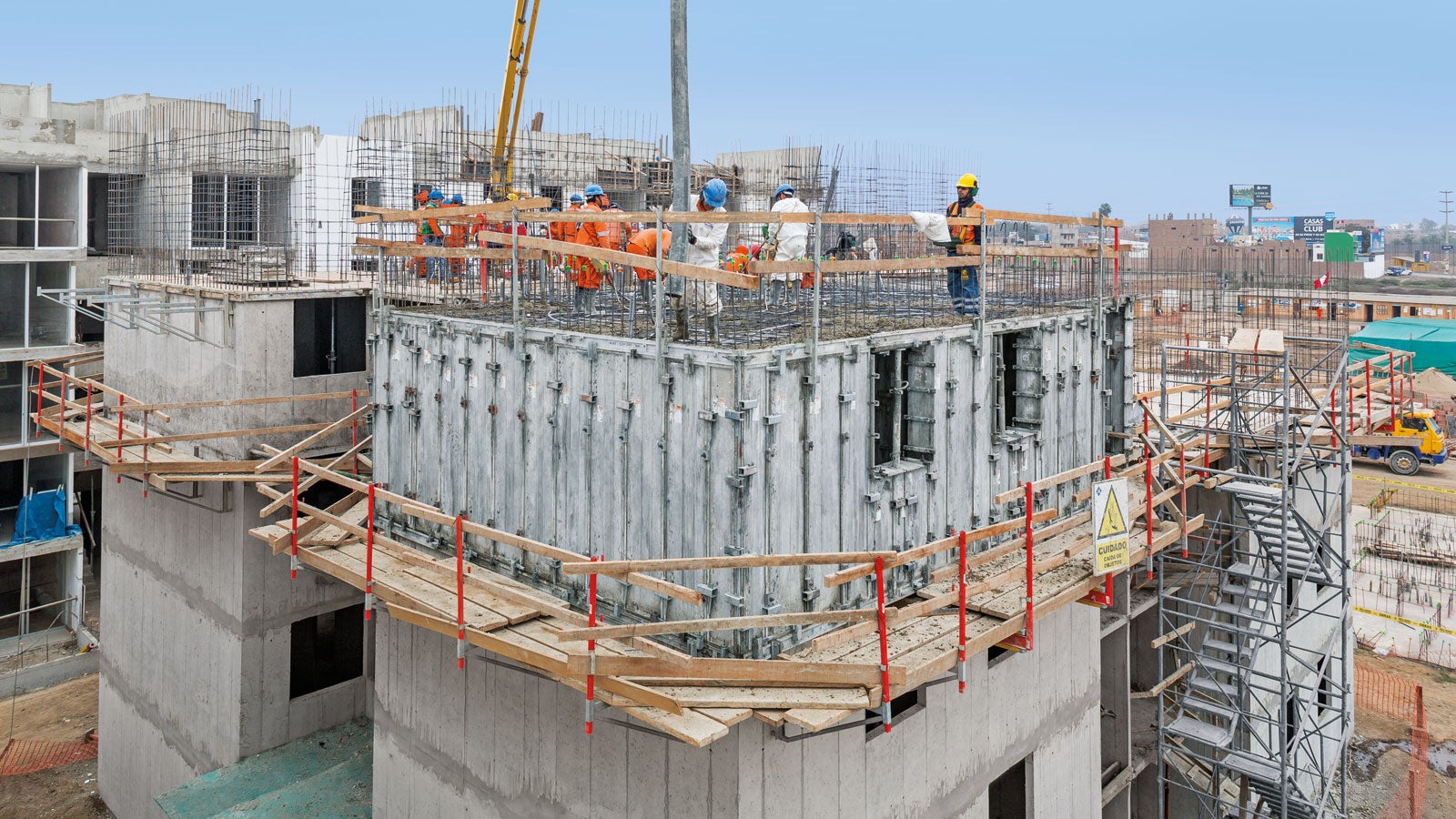 Konzoly a sloupky zábradlí zajišťují uživatelům potřebnou bezpečnost u nasazení bednění UNO na vícepodlažních objektech.<br/>