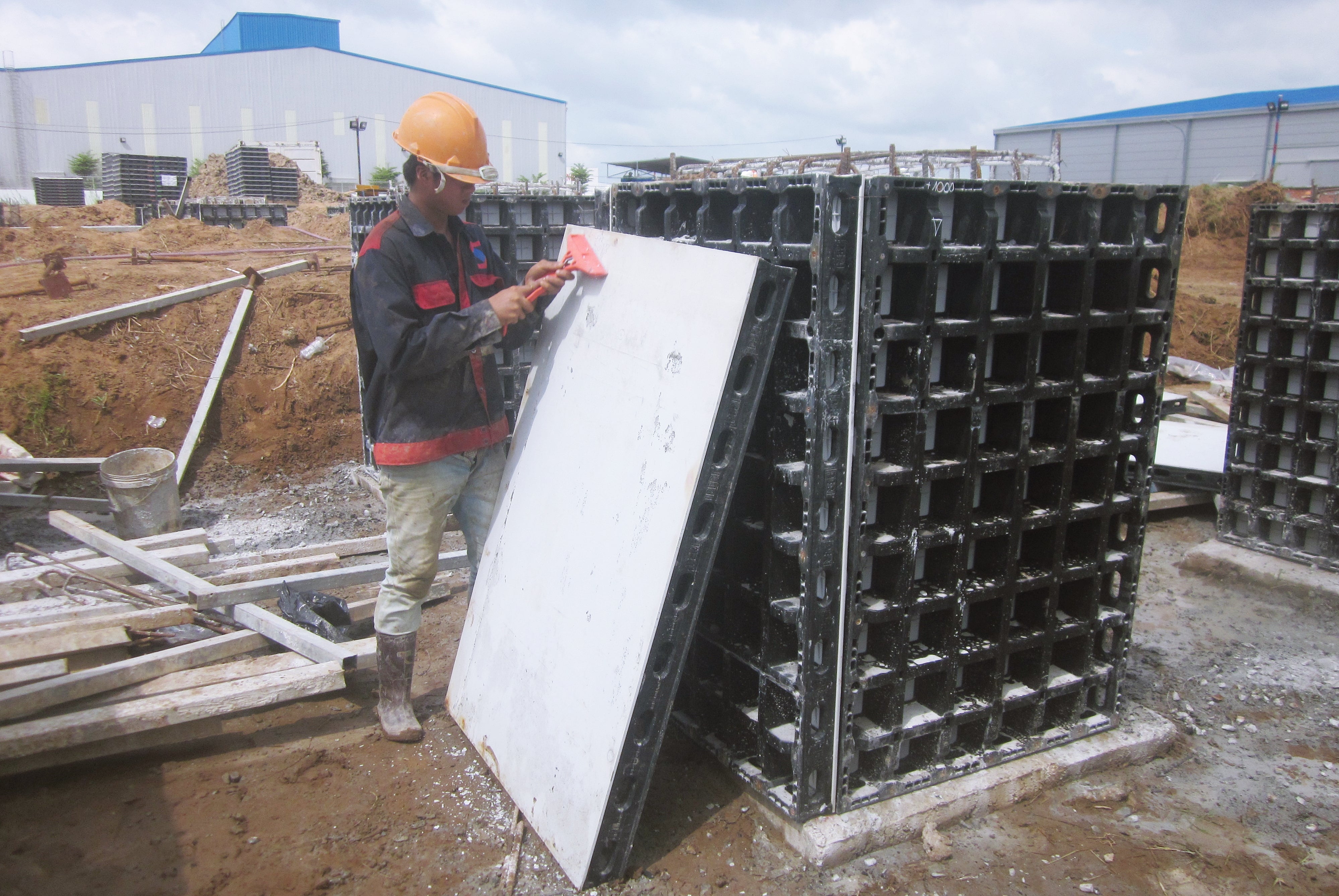 The DUO-formlining is easy to replace atsite, without any specific tools. It can also be cleaned easily after casting.