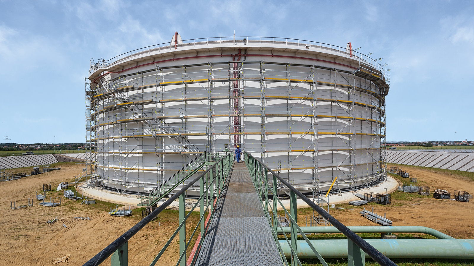 Circular structures can also be easily scaffolded with PERI UP flex.