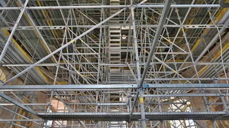 Vnitřní prostorové lešení se schodištěm a podpěrným lešením s přístupy k obvodovým konstrukcím a malbám.