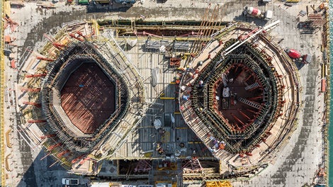 巨大的挑战：主塔的横截面会随高度变化——底部结构向外突出，顶部结构向内凹陷。