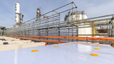 Für einen vorbeugenden Explosionsschutz während der Abdichtungsarbeiten am Sarkophagdach wurde nach Demontage des temporären Wetterschutzdaches das nördliche Gerüstauflager umgebaut und diente zusammen mit PERI UP Cladding als 65 m lange und 5 m hohe Schutzwand.