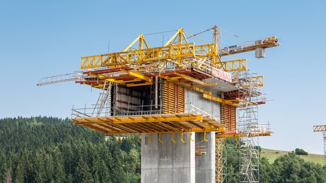 Firma PERI zvolila z důvodu velké hloubky údolí pro převážnou část mostu metodu letmé betonáže.