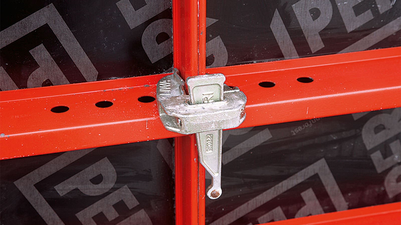 上图中的细节清晰的展示了LIWA系统简单的结构：只需要使用楔形夹具就可以连接狭窄的平板模块框架。