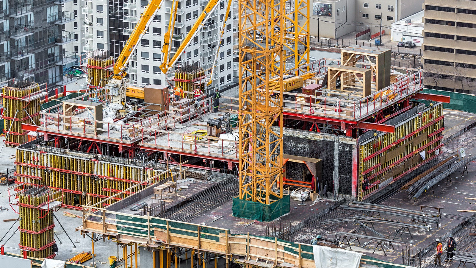 The ACS Core 400 self-climbs to the next level, with concrete placing boom integrated on the top. 