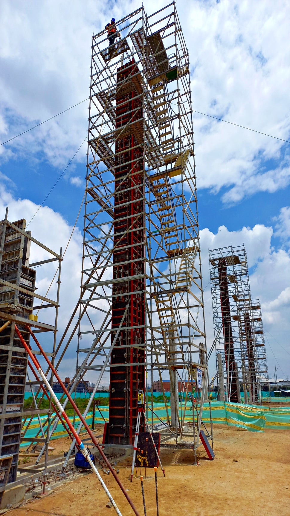 Sistema de escaleras de acceso PERI UP ROSETT 64 en conjunto con el versátil sistema de encofrado LIWA en el vaciado de una columna a gran altura.