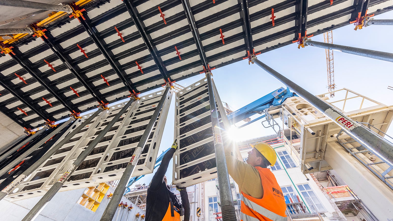 Aluminiowe i polimerowe elementy systemu SKYMAX są w 100 % kompatybilne ze sobą. Dzięki temu system jest szczególnie ekonomiczny i łatwy w dostosowaniu.<br/>