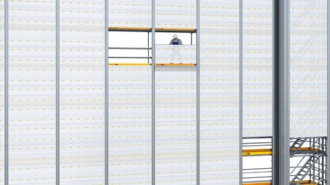 Neben dem leichten Bauteilgewicht und der geringen Anzahl an unterschiedlichen Bauteilen ist besonders die flexible Entnahme einzelner Paneele ein großer Vorteil von PERI UP Cladding. Die Montage erfolgt aus einer gesicherten Position und direkt am bestehenden Gerüst.