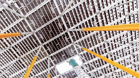 Mit der ALPHADECK Paneel-Deckenschalung stellt PERI eine neue Deckenschalung vor. Besonders bei flachen Decken mit großen Spannweiten ist ALPHADECK die optimale Lösung für Kunden, die einen Wechsel von herkömmlichen Schalungsmethoden zur Systemschalung anstreben.