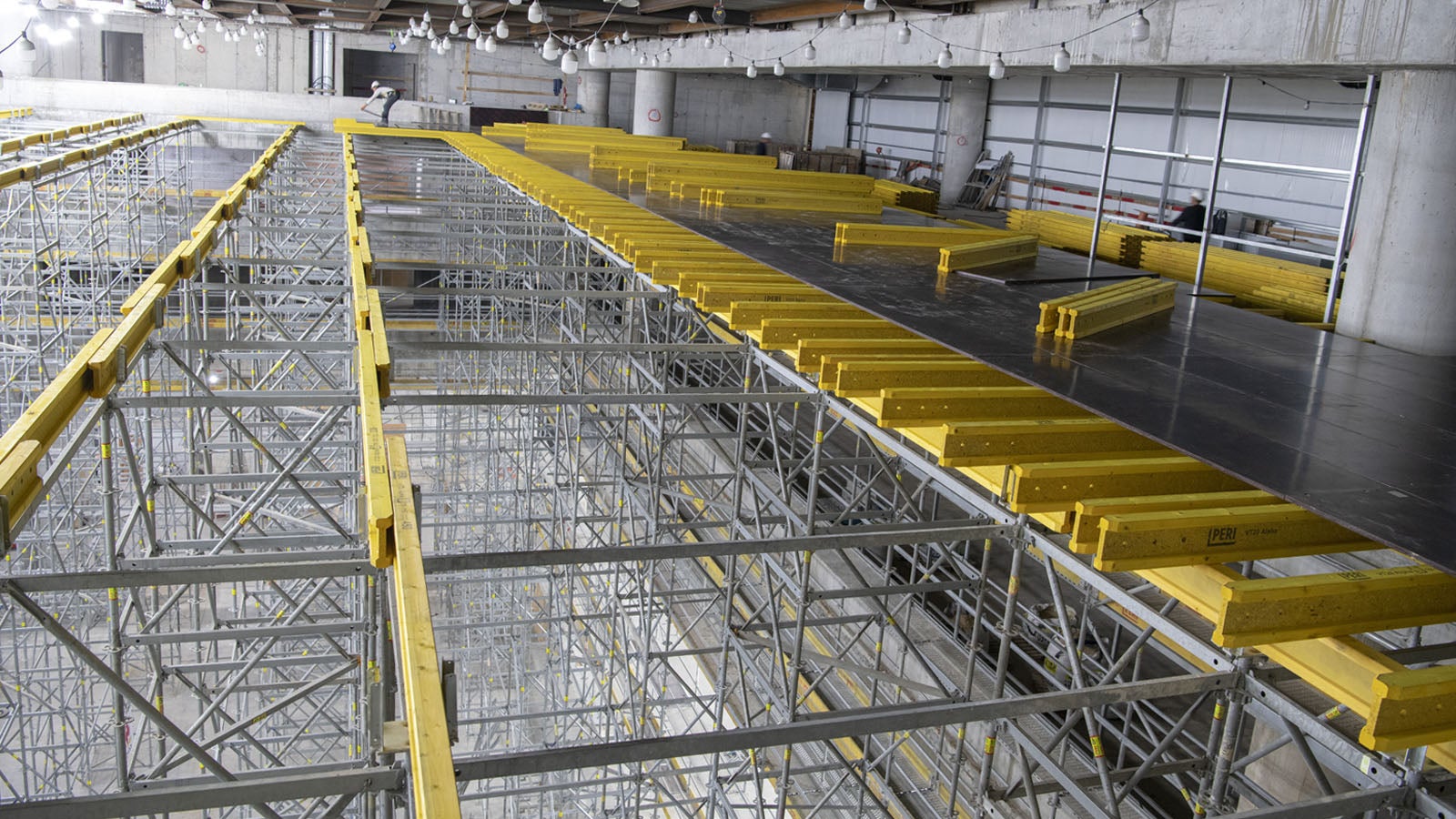 קירוי מגדלי תמיכה ופיגום היקפי מסוג פרי אפ, על ידי קורת ראשיות ומשניות מסוג VT20 ועליהן לביד בעובי 21 מ"מ מסוג PERI Q PLEX.