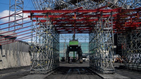 Башня переносится с точки на точку. Меняя конструктив в зависимости от сужения ЖД путей. 