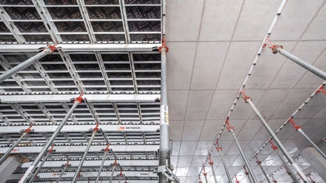 Der Einsatz des SKYDECK Fallkopfes reduziert die Vorhaltemenge, denn nur die Stützen mit Fallkopf und Abdeckleisten bleiben stehen – Paneele und Längsträger stehen nach dem Ausschalen sofort für den nächsten Takt zur Verfügung. 