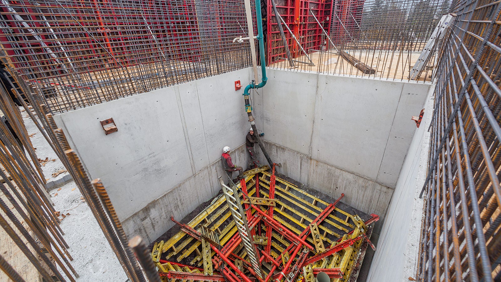 Projektspezifisch geplante und vorgefertigt, auf die Baustelle angelieferte Trichterschalung.