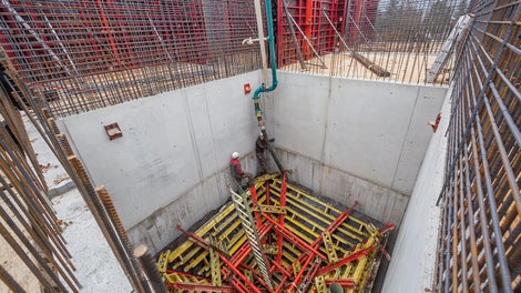 Projektspezifisch geplante und vorgefertigt, auf die Baustelle angelieferte Trichterschalung.