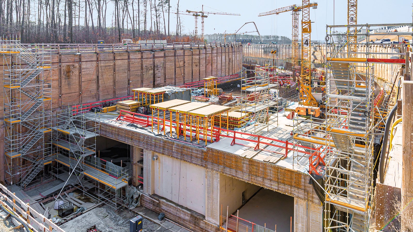 为了测试自研发的自密实混凝土，研发了透明模板。<br/><br/><br/><br/>