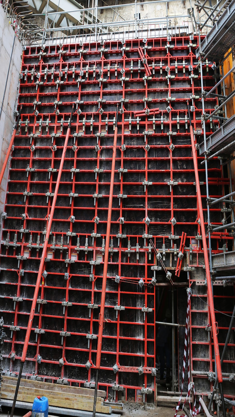 The lightweight DOMINO panel formwork can be assembled with minimum crane assistance