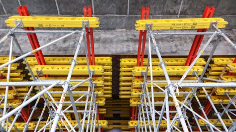 Несущие леса PERI UP Rosett в качестве временных опор в процессе бетонирования пролетных строений.