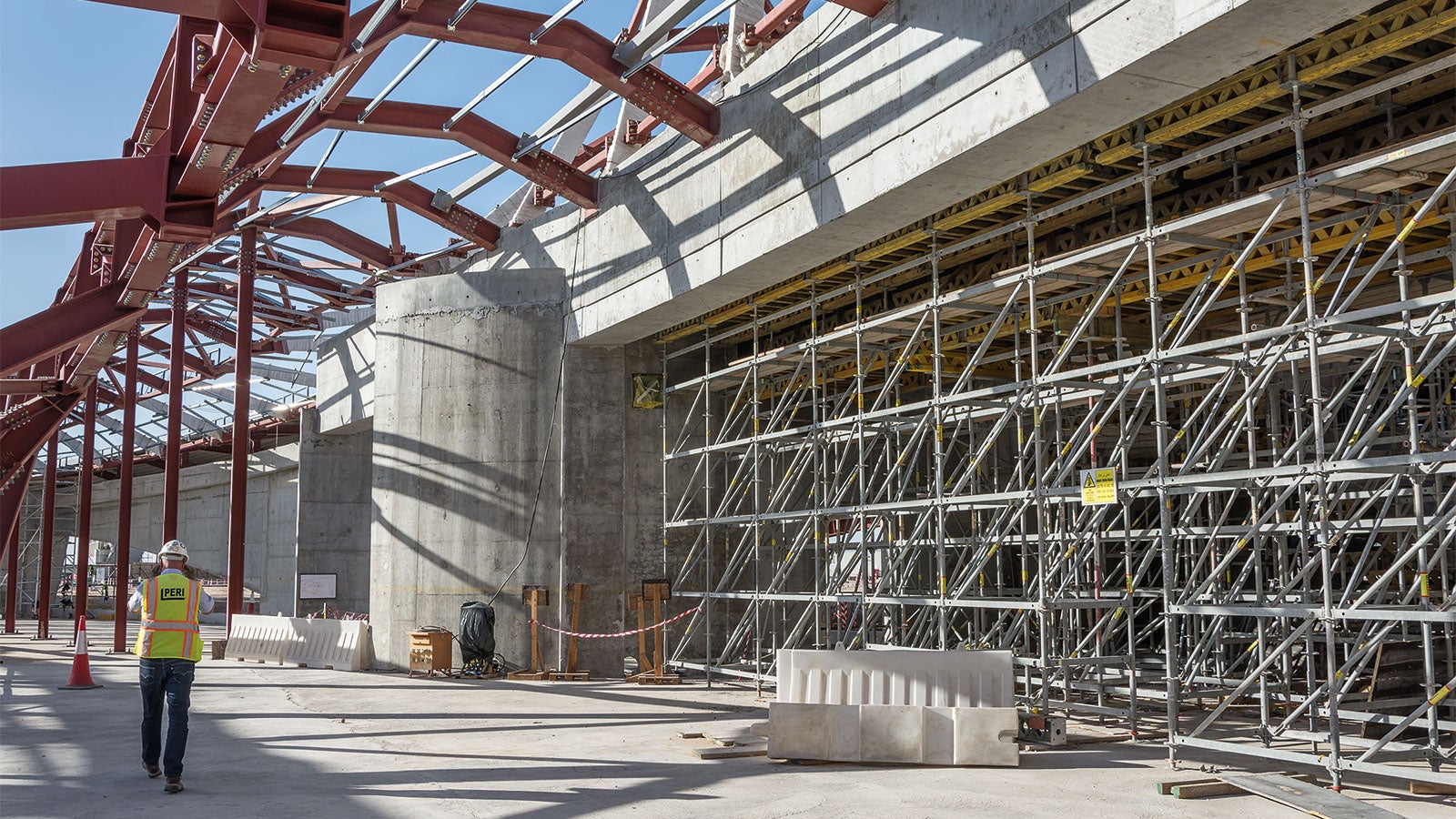 PERI UP not only serves as a supporting structure for the dome formwork. The modular scaffolding also provides access to various assembly areas as well as safe workspaces in all areas.<br/>