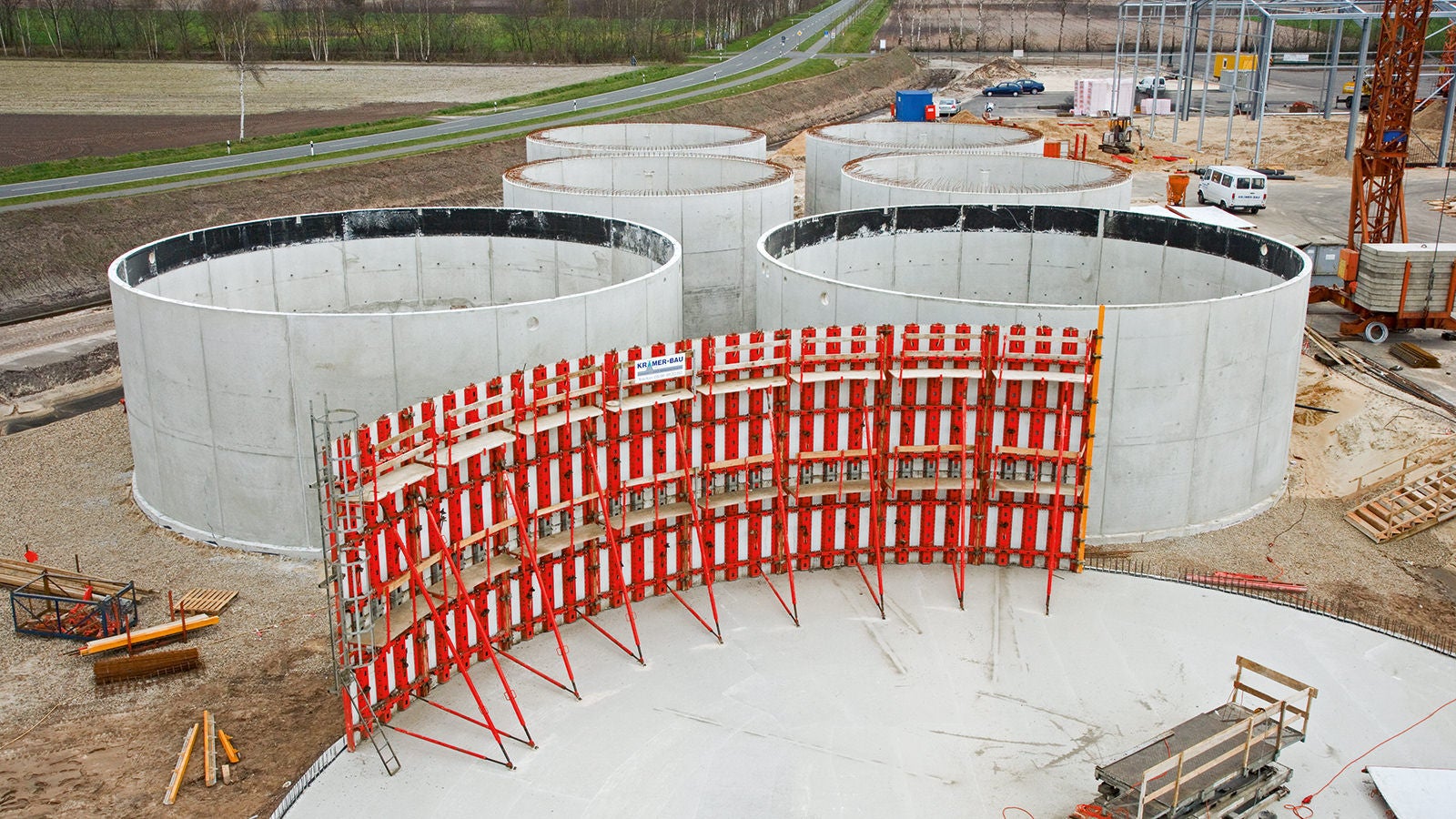 Unterschiedliche Radien werden mit hoher Genauigkeit und einwandfreier Sichtbetonqualität betoniert.