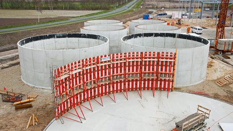 Unterschiedliche Radien werden mit hoher Genauigkeit und einwandfreier Sichtbetonqualität betoniert.