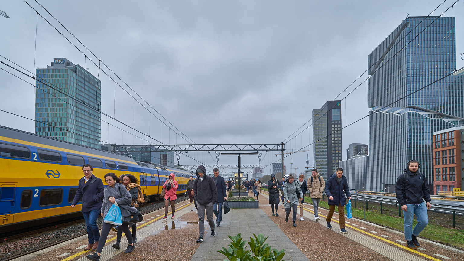 Het tijdelijke perron, compleet met lichtbronnen, belijningen en bankjes is nauwelijks te onderscheiden van een echt perron.