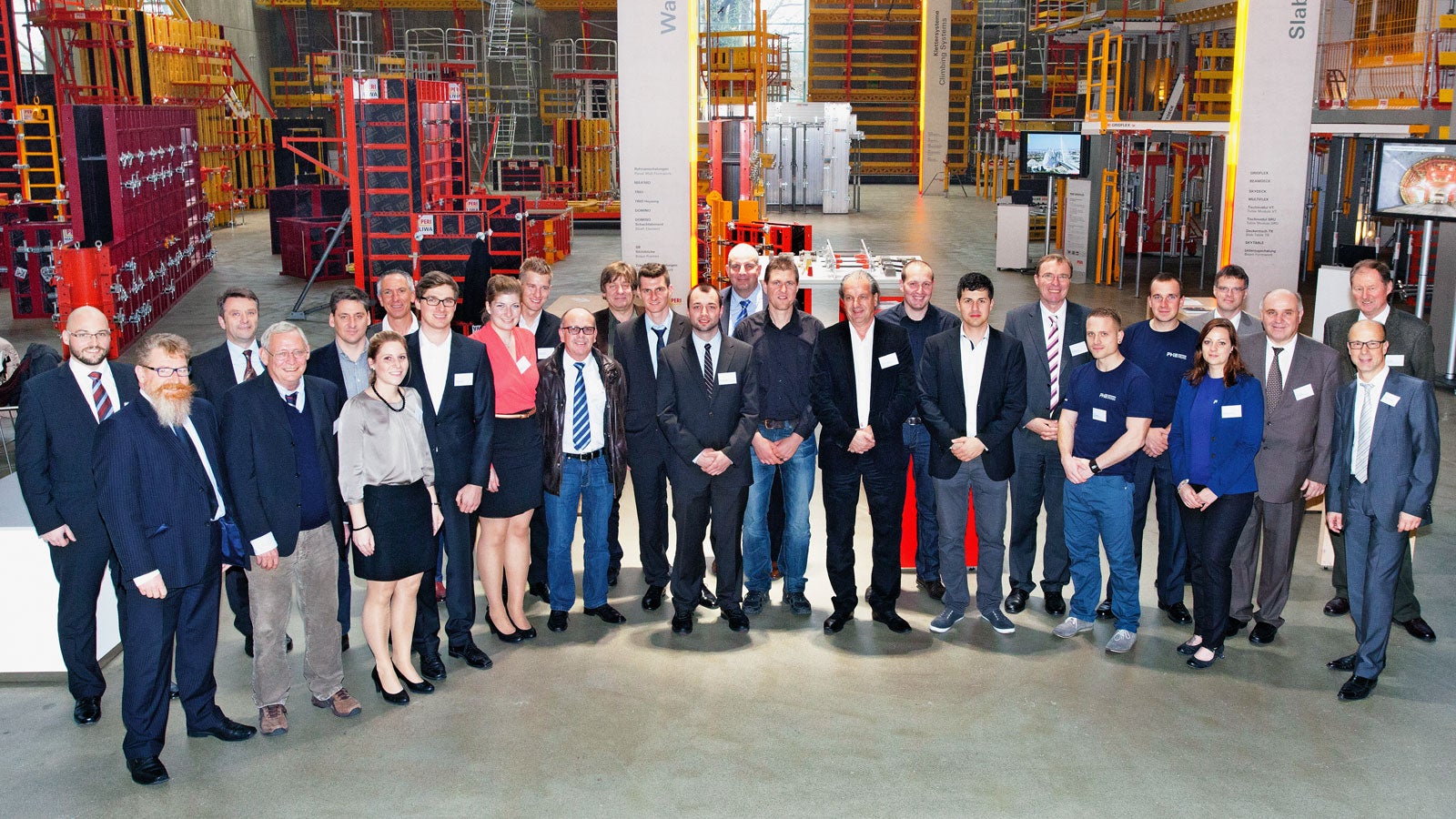 All participants of the final round together with the expert jury in the exhibition hall of Peri GmbH in Weissenhorn.