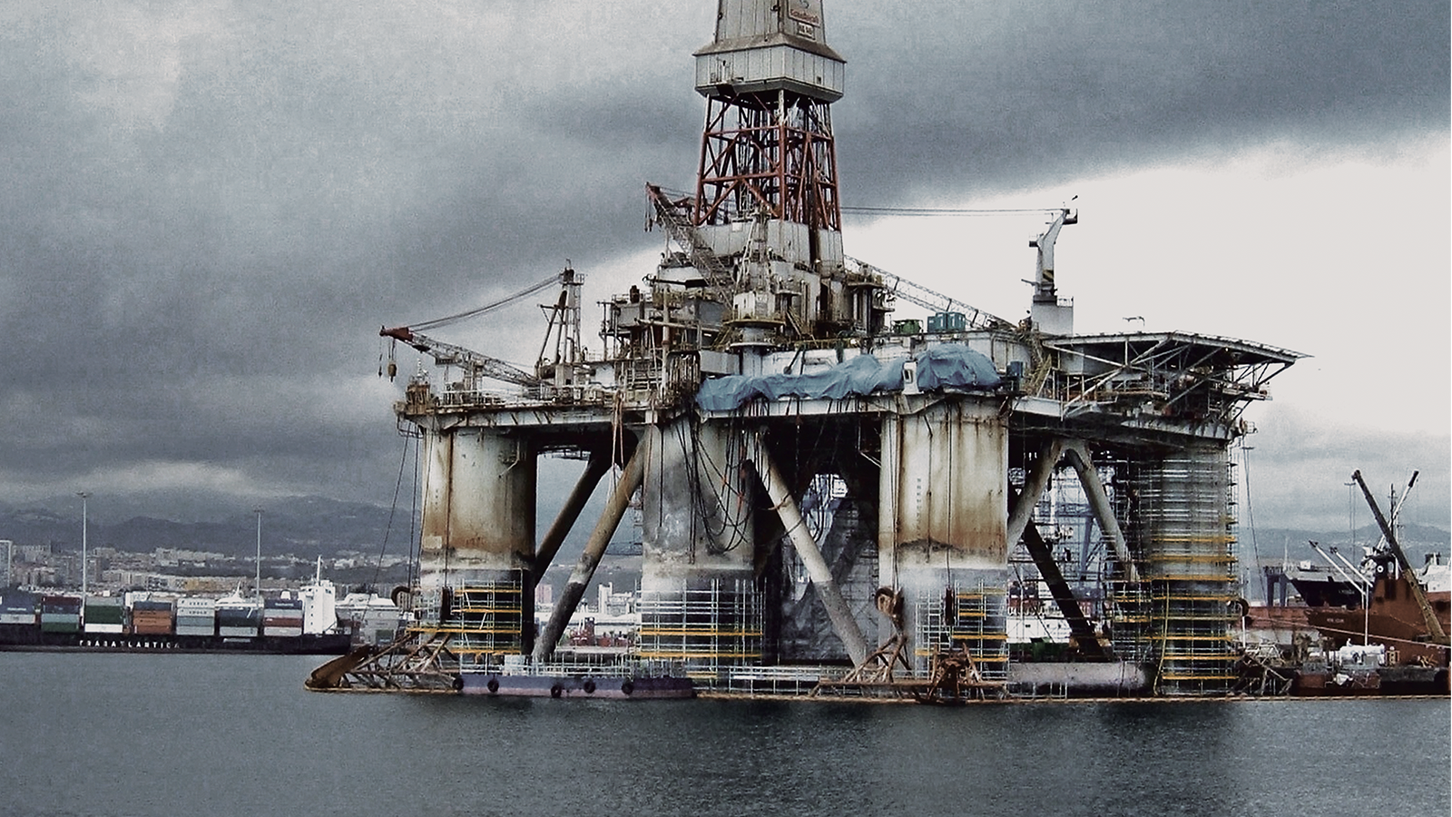 Из набора элементов модульных лесов PERI UP Flex можно соорудить разные по форме, высоте и назначению конструкции. Поэтому один комплект может применяться как при проведении мелкого ремонта судна, так и при капитальном ремонте помещений и оборудования платформ.