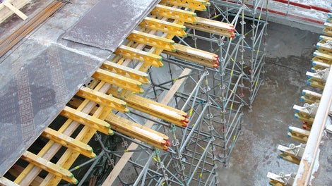 PERI UP –tukitornit toimivat tuentakalustona korkeissa holveissa. 