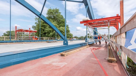 Die 22 m langen und 3 m breiten Gerüstplattformen für die Brückenuntersicht ließen sich von oben einfach per Hand in den jeweils nächsten Abschnitt verfahren.