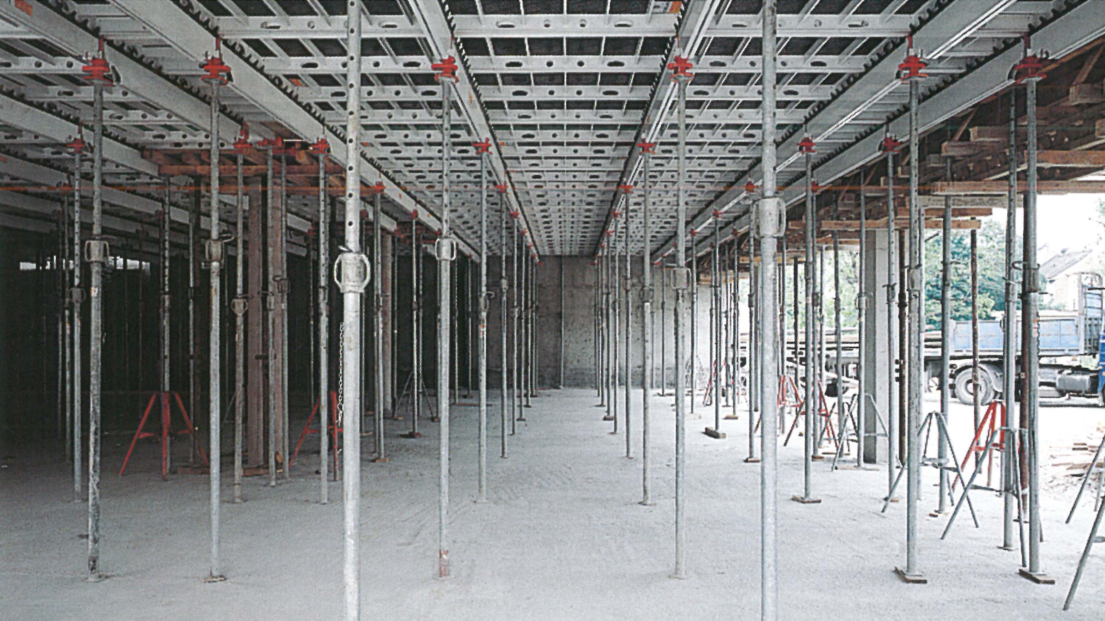 <p>Jedno z prvn&amp;iacute;ch nasazen&amp;iacute; lehk&amp;eacute;ho stropn&amp;iacute;ho bedněn&amp;iacute;&amp;nbsp;SKYDECK v Česk&amp;eacute; republice. Se syst&amp;eacute;mem padac&amp;iacute; hlavy je&amp;nbsp;umožněno časn&amp;eacute; odbedněn&amp;iacute; a&amp;nbsp;sn&amp;iacute;žen&amp;iacute; z&amp;aacute;sob materi&amp;aacute;lu na stavbě.</p><br/>