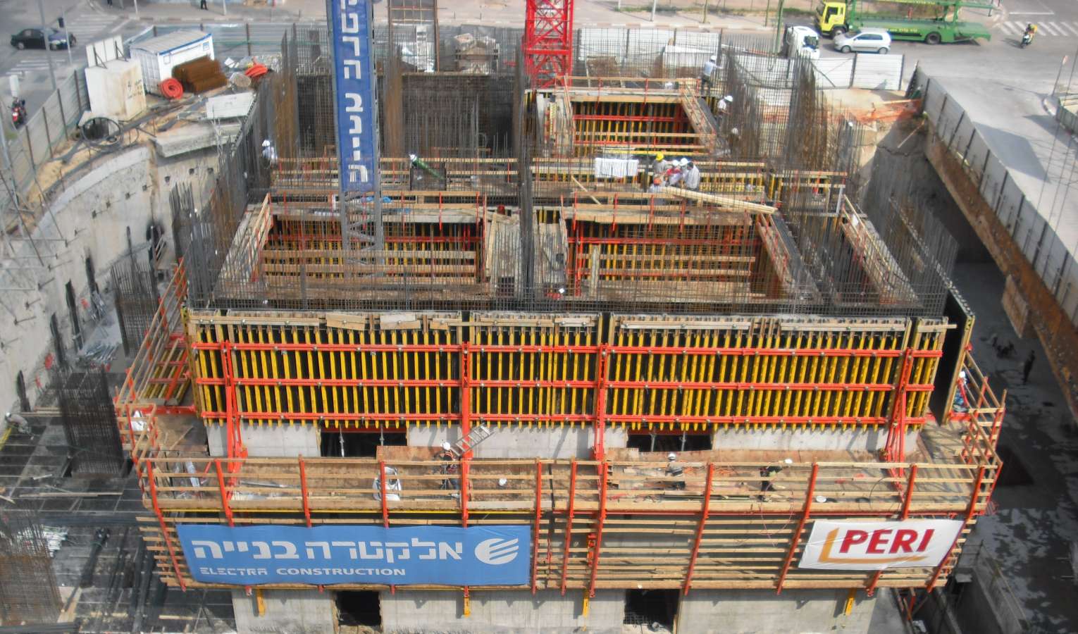 ליבת הבטון המזוינת (מחוזקת) במידה 22*20 מ' טיפסה עם מערכת פלטפורמה מטפסת