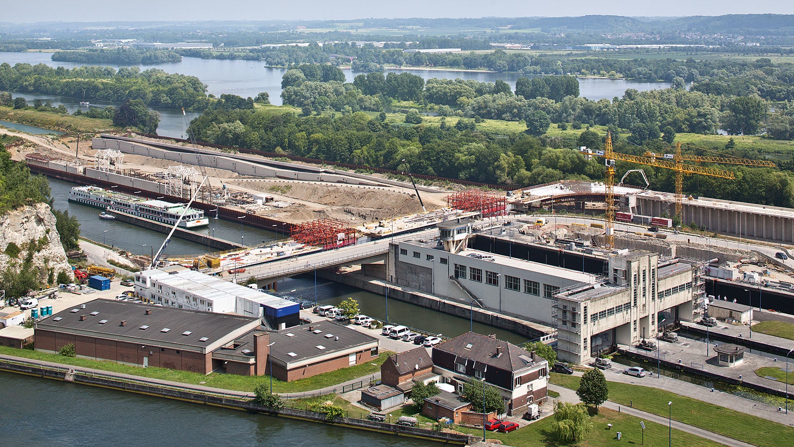On both banks of the river, the bridge construction features two 90° bends - with extremely tight axis radii of almost 30 m respectively.