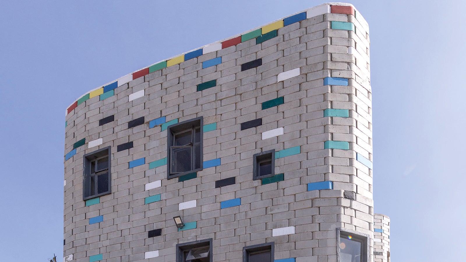 The new PERI school building in Kibera consists of several thousand TwistBlocks.