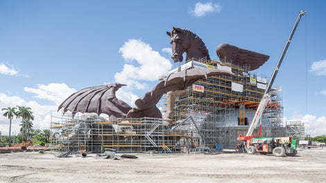 Am Hallandale Beach, USA, ist nicht nur die Pegasus-Statue beeindruckend, denn auch deren Einrüstung kann sich sehen lassen. 