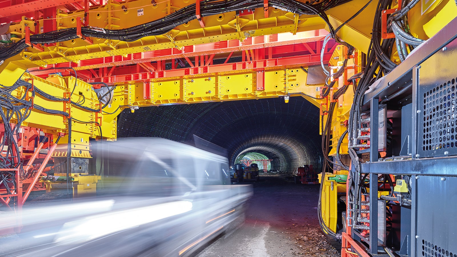 Mitte November 2021 wurde der erste Betonierabschnitt erfolgreich hergestellt. Anschließend konnte bereits am Folgetag ausgeschalt und der Schalwagen in den zweiten Betonierabschnitt vorgefahren werden.