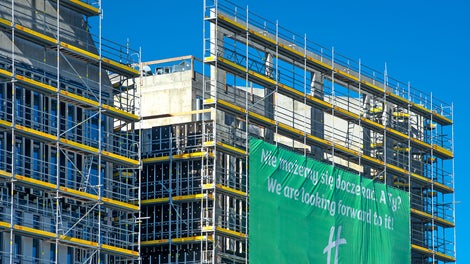 Szczelne, o płaskiej powierzchni pomosty zabezpieczone dookoła kompletną balustradą. Krawężniki pomalowane farbą sygnalizacyjną, widoczną z daleka. Fot. Wojciech Dziedzic
