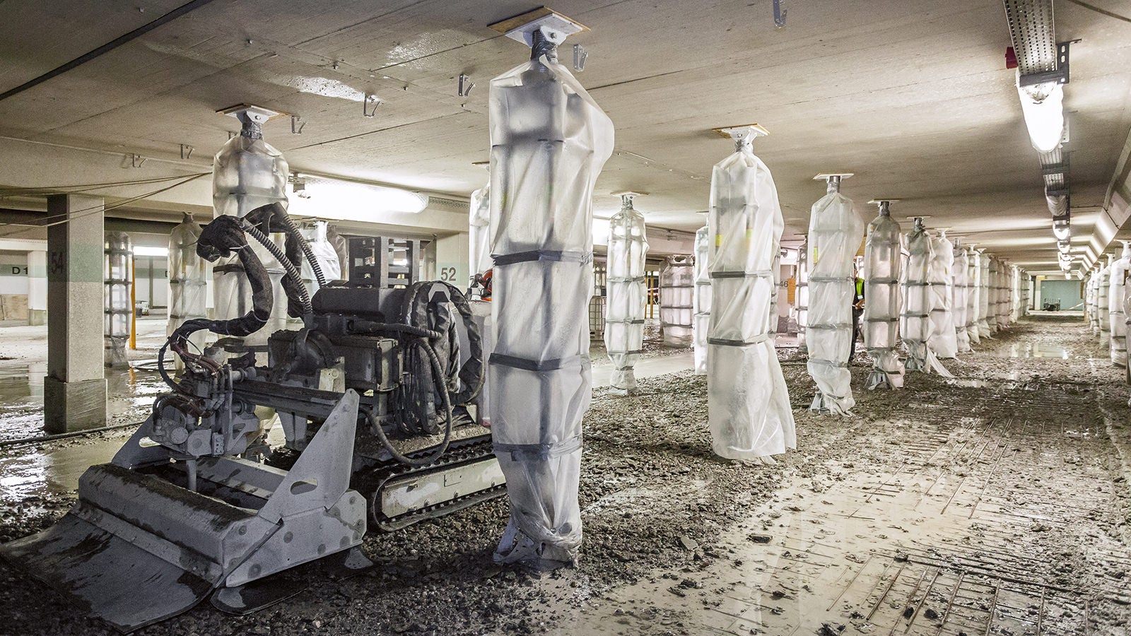 Innerhalb des 2,50-m-Stützenrasters legten HDW-Strahlroboter mit 3.000 bar Wasserdruck die obere Bewehrungslage frei.