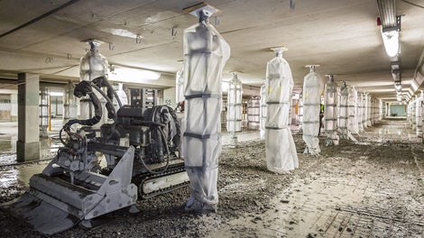 Innerhalb des 2,50-m-Stützenrasters legten HDW-Strahlroboter mit 3.000 bar Wasserdruck die obere Bewehrungslage frei.