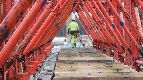 Kantbalkar gjuts efter brobanan med VGW och VGK för att säkerställa kantbalkens synliga linje och kantbalkens hållfasthet.