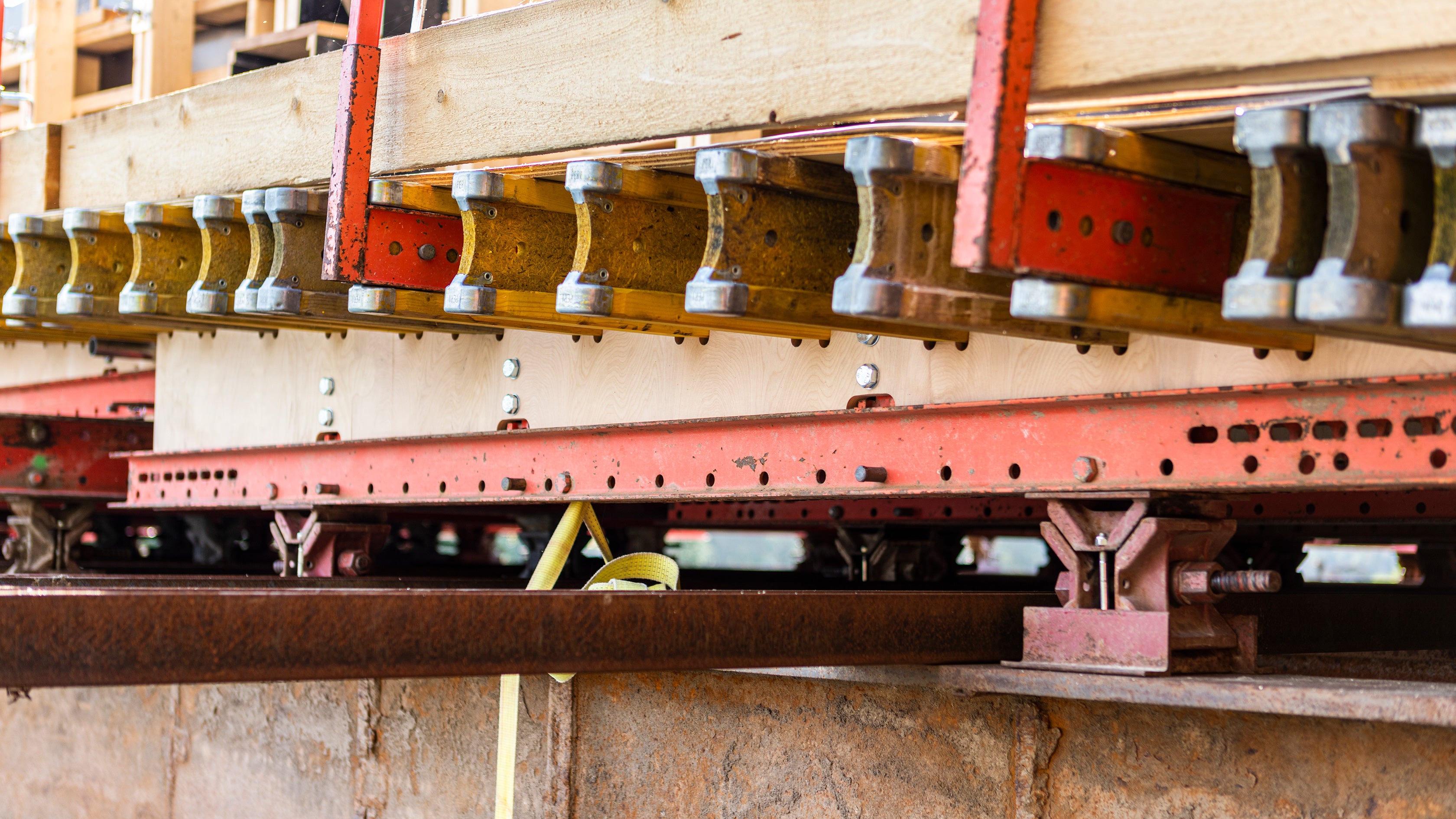 De elementen zijn geplaatst op afzinkpotten om eenvoudig te kunnen ontkisten.